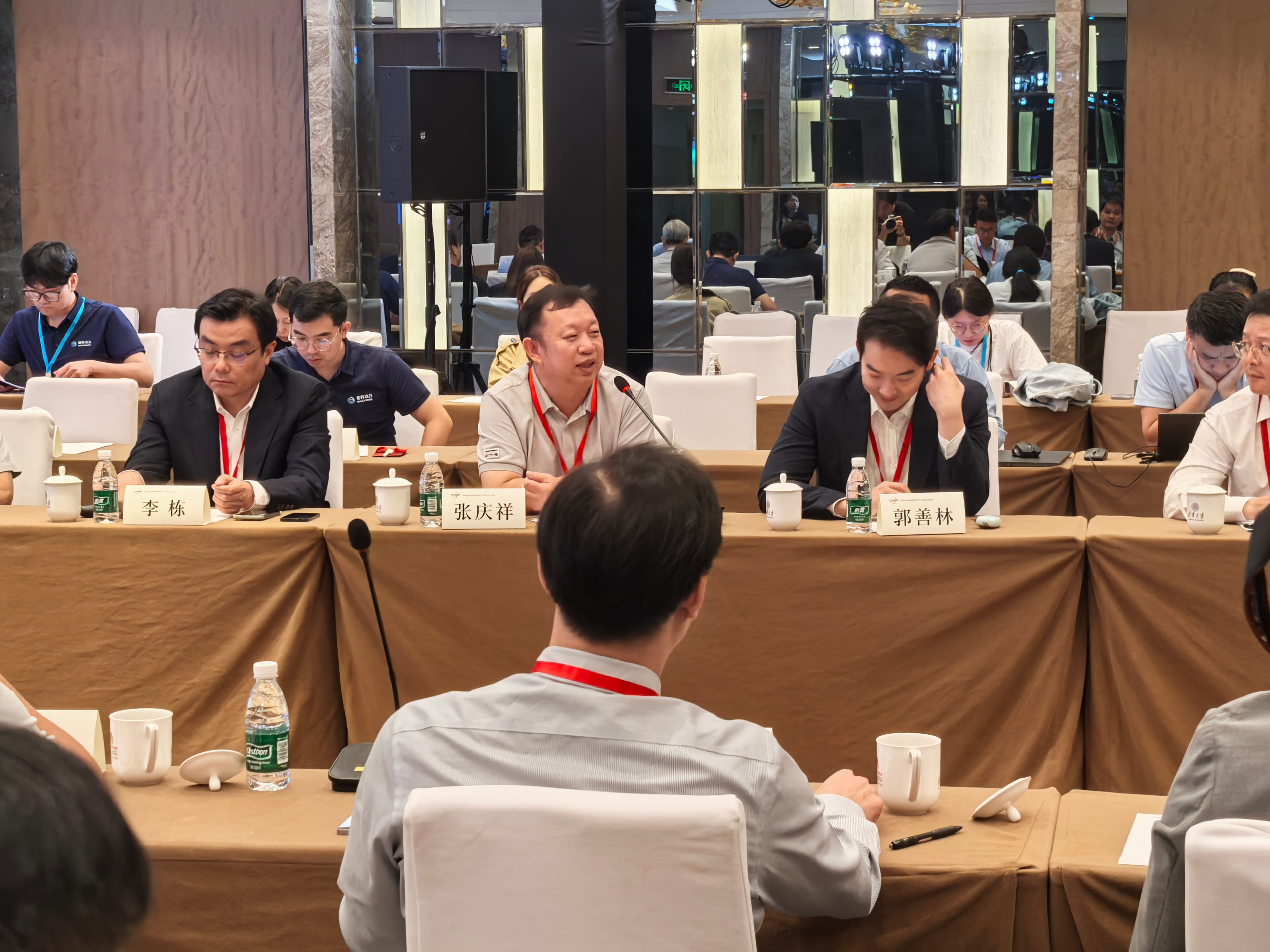 张总讲话.jpg 张总讲话.jpg